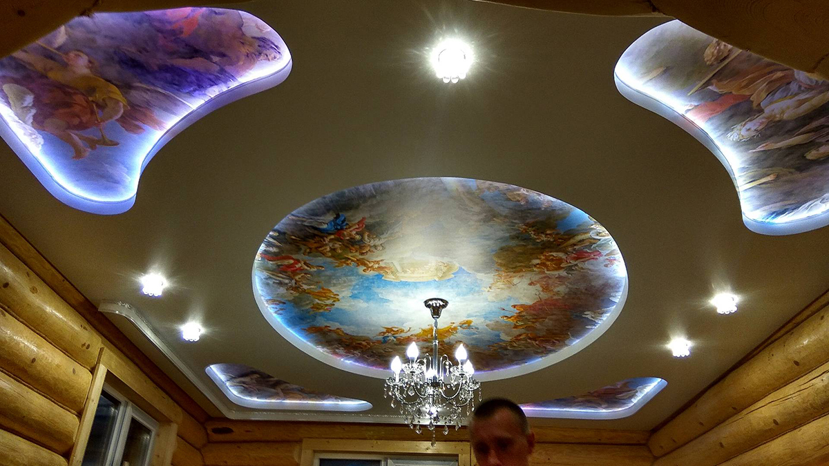 Двухуровневый натяжной потолок с фотопечатью и подсветкой